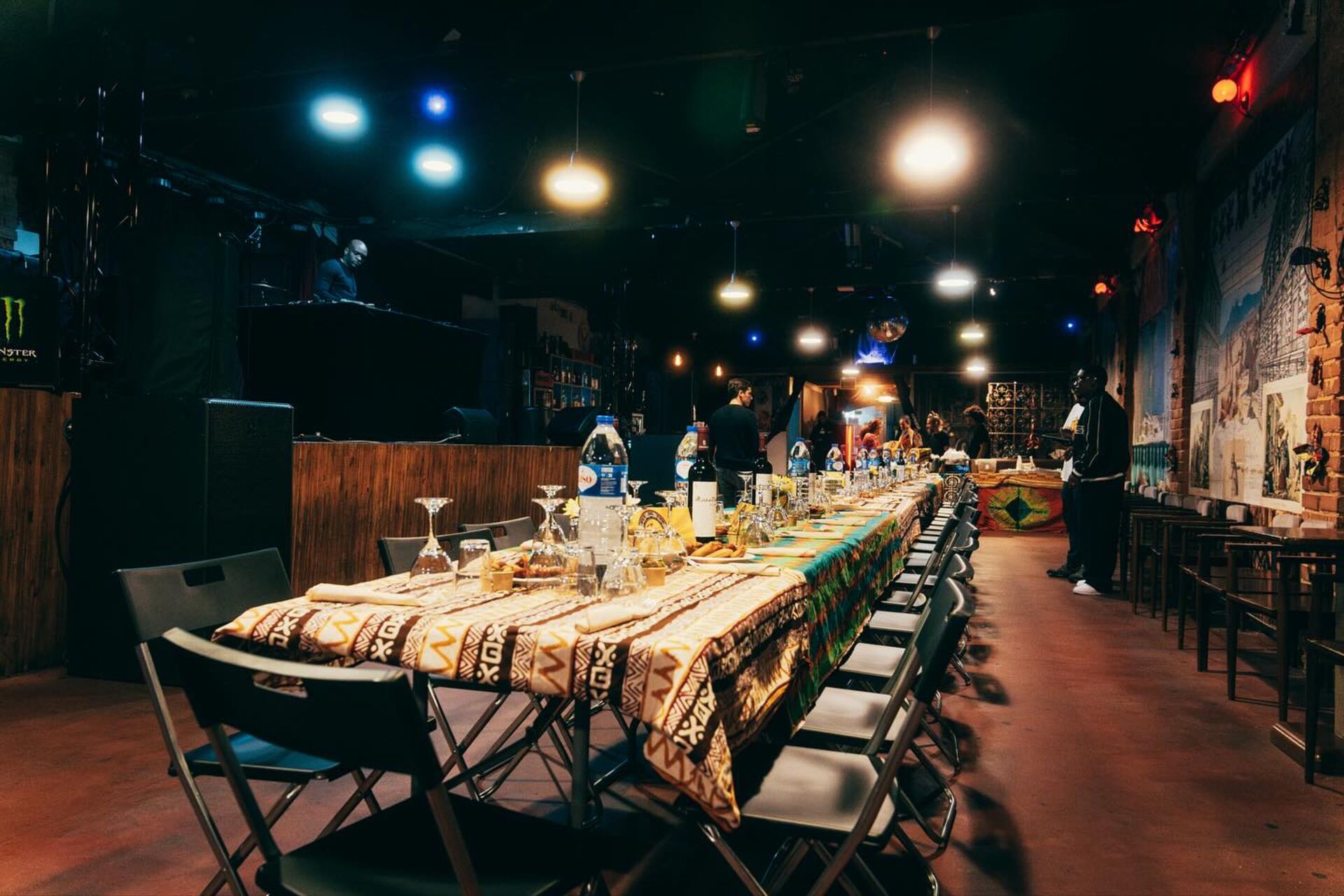 Serviço de catering, montagem de eventos e cozinha para fora.